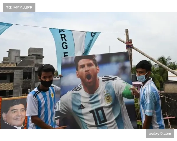 特写：大雨中，看台上随队远征的埃尔切小球迷泪流满面
